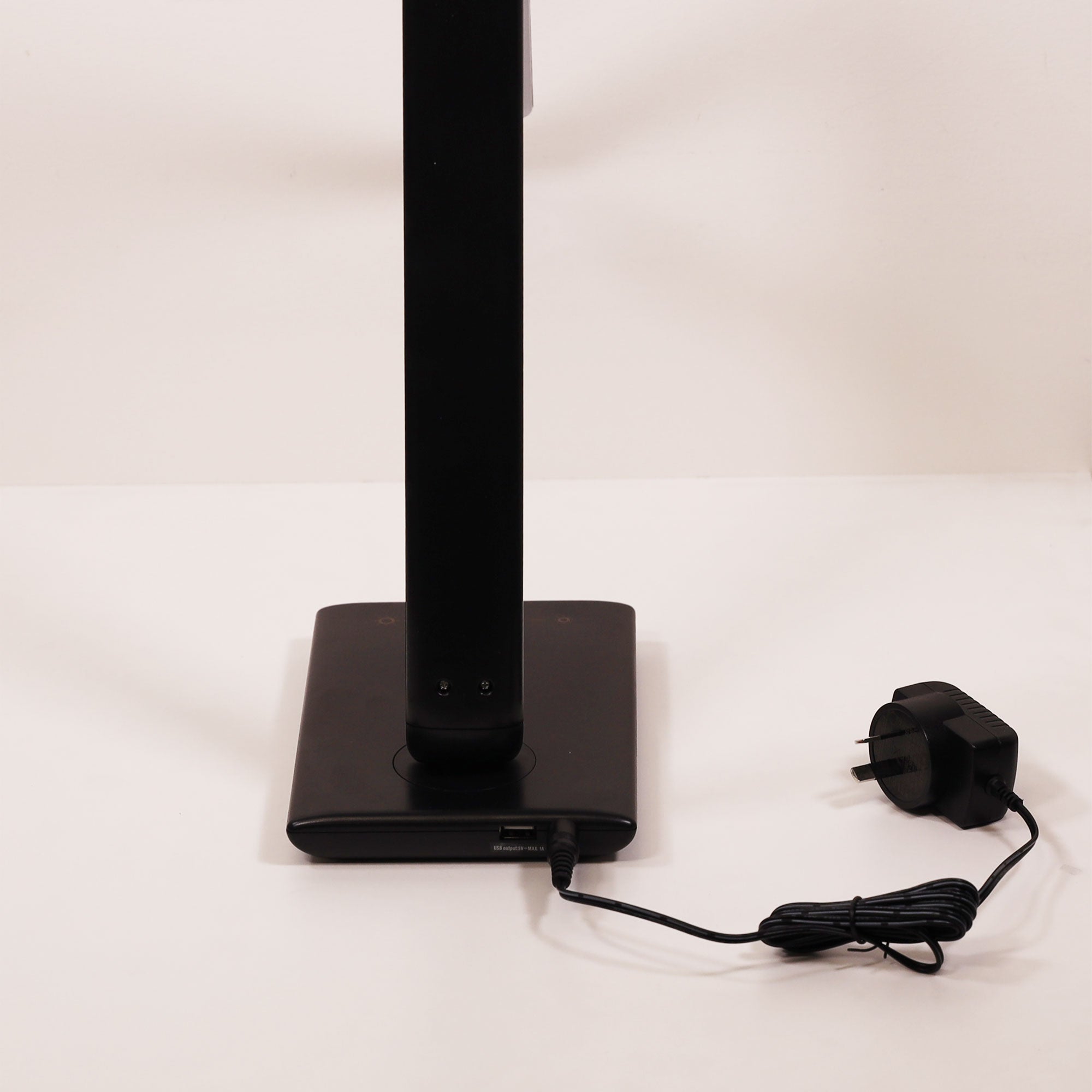 LUKE Desk Lamp, Tri CCT and USB (Black)