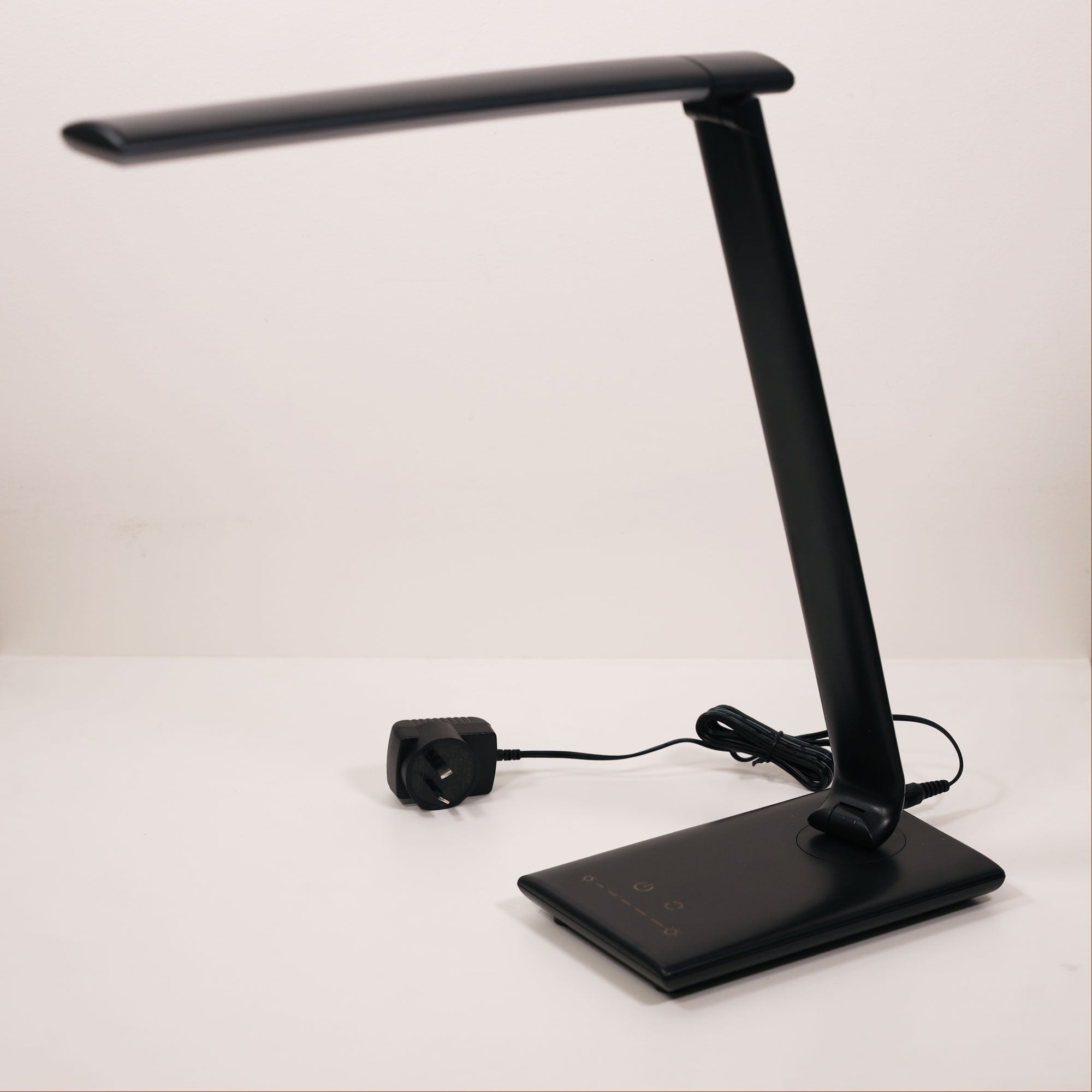 LUKE Desk Lamp, Tri CCT and USB (Black)