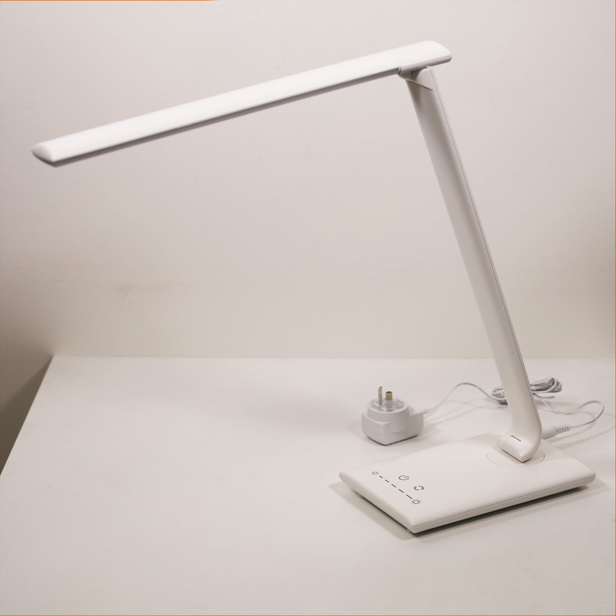 LUKE Desk Lamp, Tri CCT and USB (White)